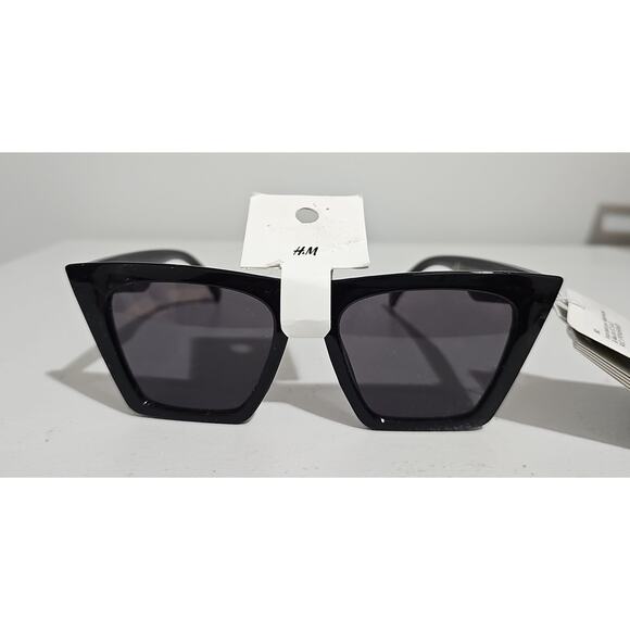 NWT H&M Cat Eye Black Sunglasses Tinted UV Protective Retro - Picture 8 of 12